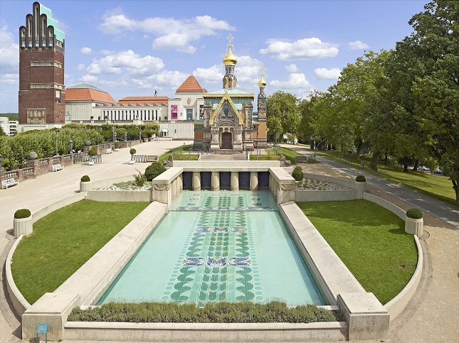 Das Ensemble Mathildenhöhe mit Hochzeitsturm, Ausstellungsgebäude, Lilienbecken und Russischer Kapelle, © Nikolaus Heiss - Darmstadt