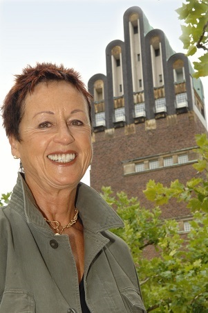 Dr. Sissy Geiger vor dem Hochzeitsturm auf der Mathildenhöhe in Darmstadt, © Günther Jockel, Darmstädter Echo - 06.10.2008