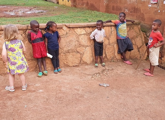 Uganda ist eine sehr junge Nation, wo eine Frau durchschnittlich 6 Kinder bekommt. D.h. man trifft überall auf der Straße Kinder und Sonja Fragners Tochter Spielgefährten. © KK