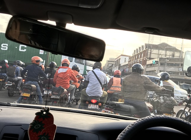 Eine typische Verkehrssituation auf Kampalas Straßen. © KK