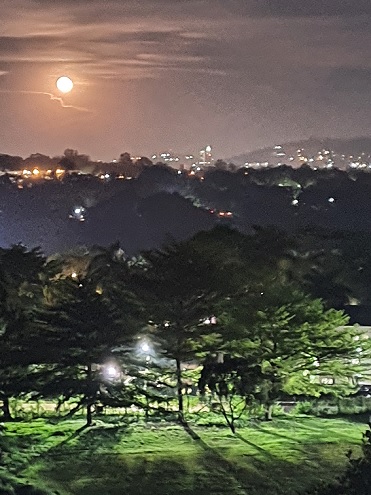 Ein Blick über Kampala bei Nacht. © KK